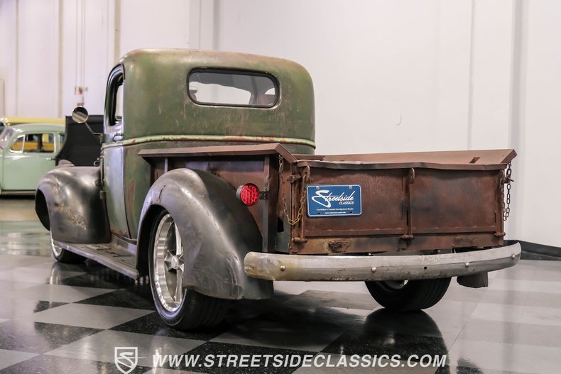 Chevrolet-Pickup-1947-Green-Patina-Saddle-20