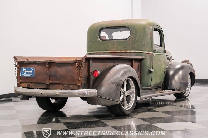 Chevrolet-Pickup-1947-Green-Patina-Saddle-24