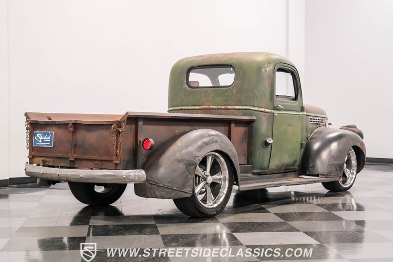 Chevrolet-Pickup-1947-Green-Patina-Saddle-25