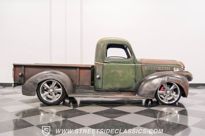 Chevrolet-Pickup-1947-Green-Patina-Saddle-26