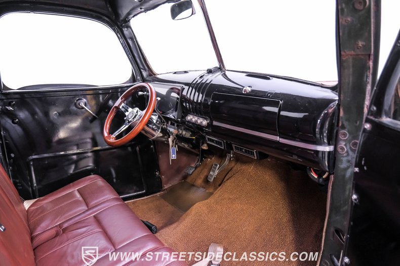Chevrolet-Pickup-1947-Green-Patina-Saddle-33
