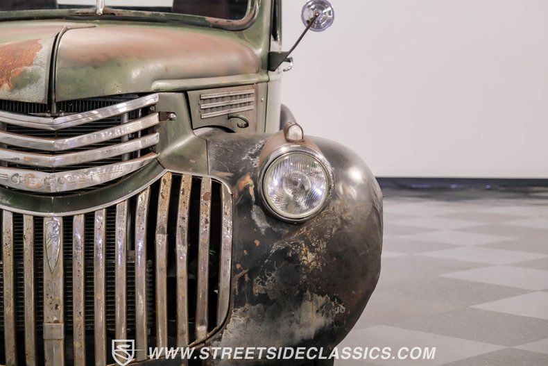 Chevrolet-Pickup-1947-Green-Patina-Saddle-9