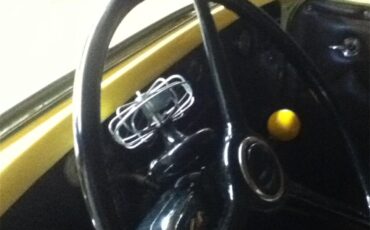 Chevrolet-Roadster-1932-Yellow-Brown-23
