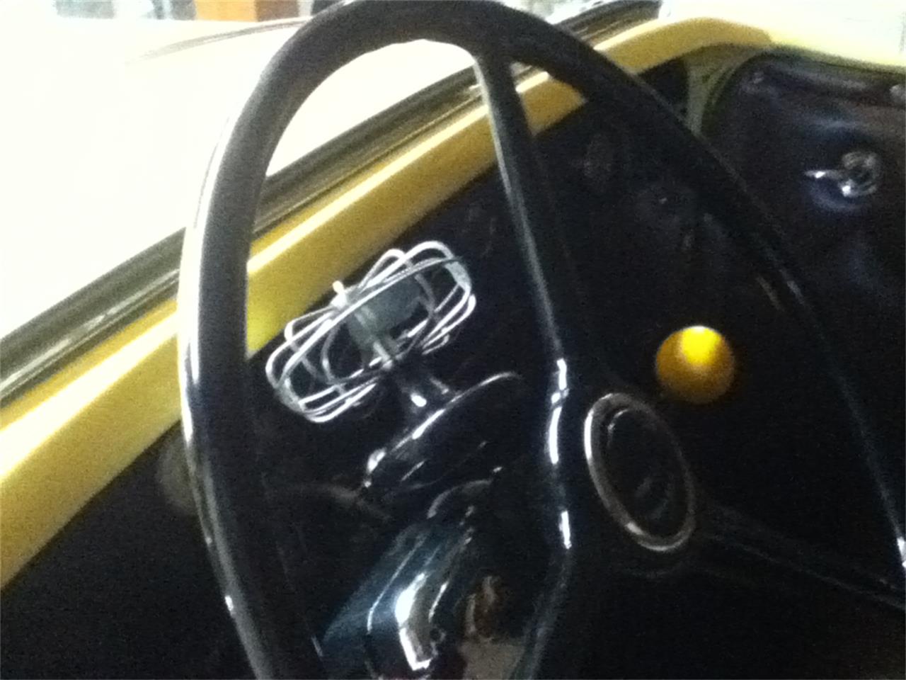Chevrolet-Roadster-1932-Yellow-Brown-23