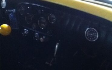 Chevrolet-Roadster-1932-Yellow-Brown-24