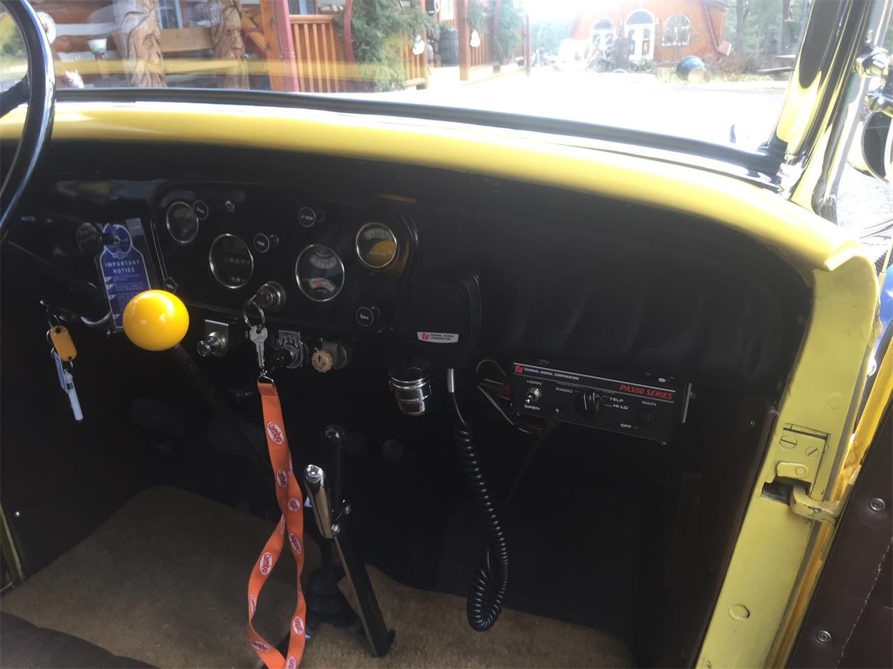 Chevrolet-Roadster-1932-Yellow-Brown-5