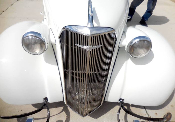 Chevrolet-Sedan-1937-White-5