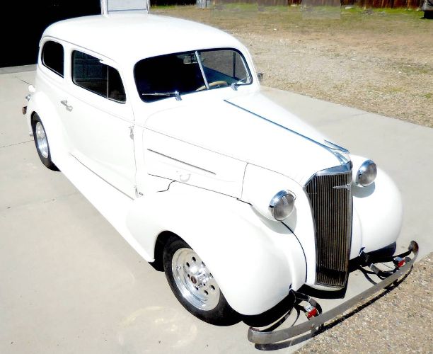 Chevrolet-Sedan-1937-White-9