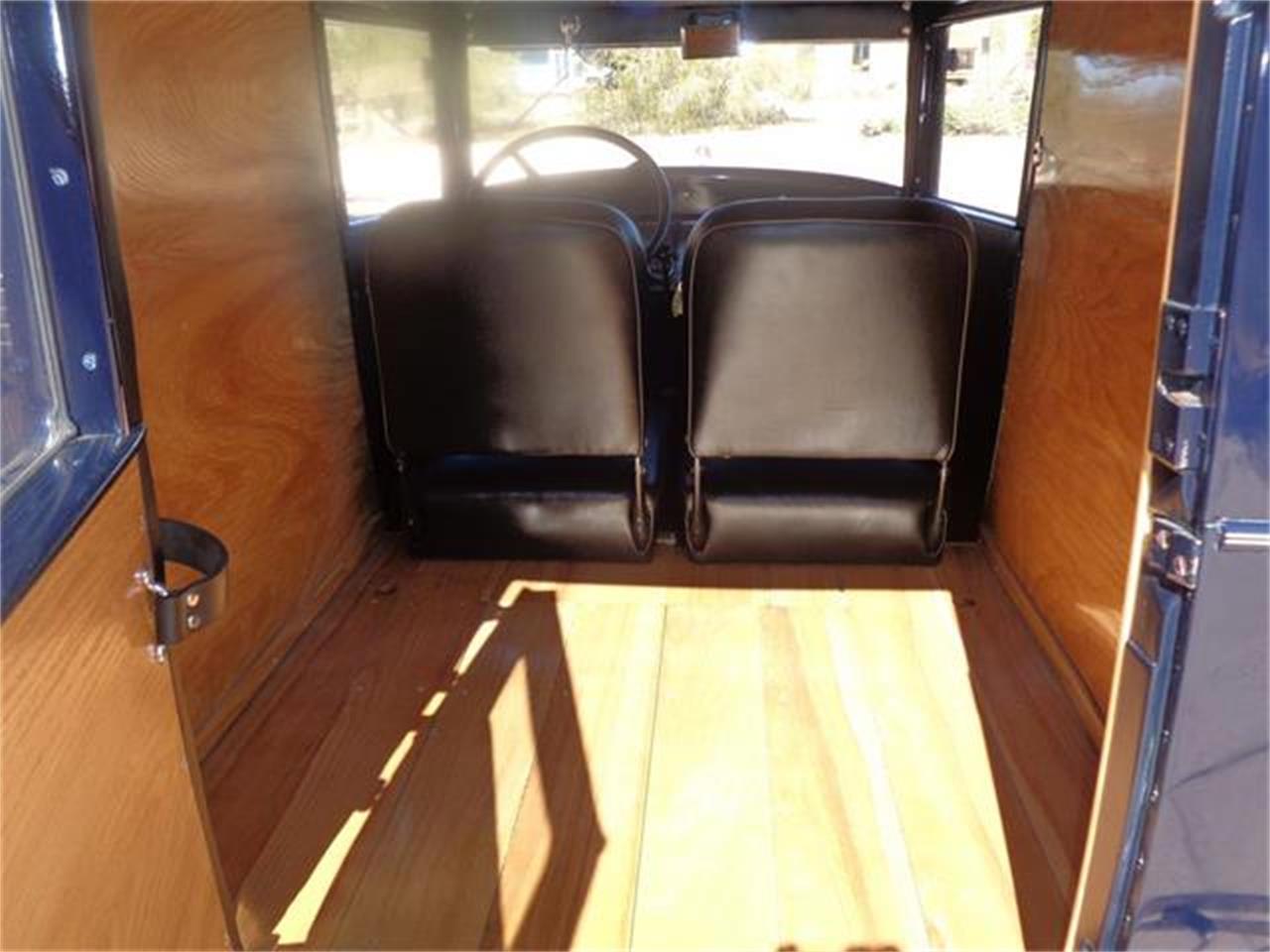 Chevrolet-Sedan-delivery-1930-Manganese-Blue-Varnished-Oak-4