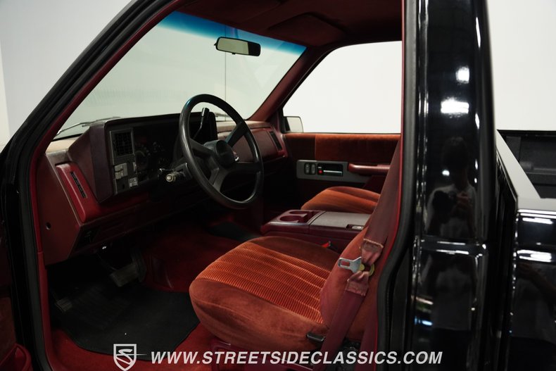 Chevrolet-Silverado-1990-Onyx-Black-Dark-Red-2