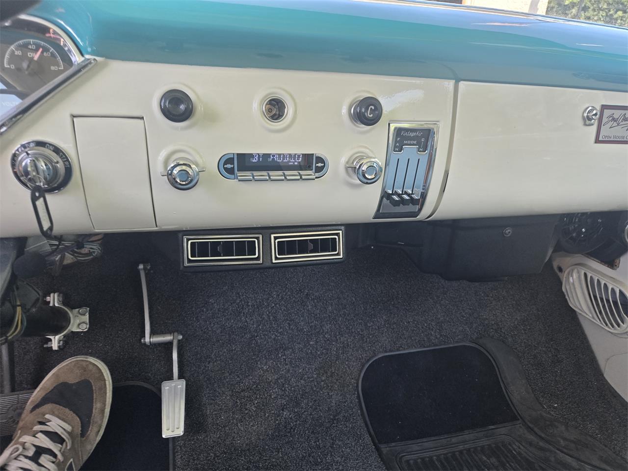 Chevrolet-Suburban-1955-Turquoise-White-13