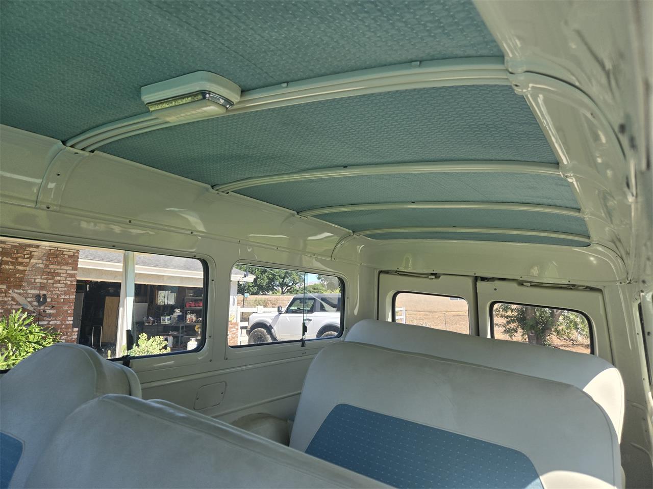 Chevrolet-Suburban-1955-Turquoise-White-14