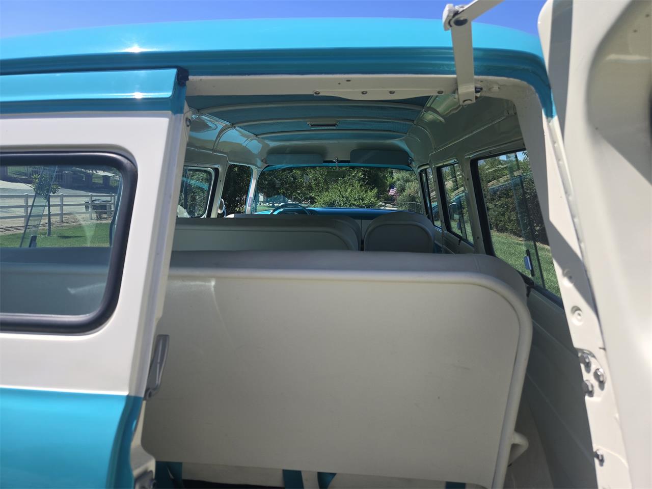 Chevrolet-Suburban-1955-Turquoise-White-15