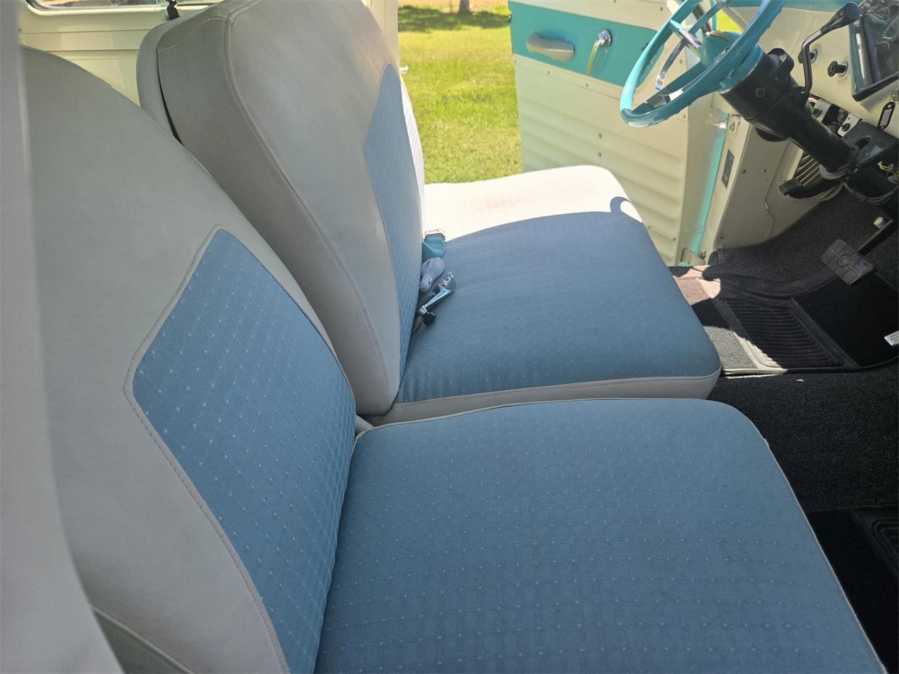 Chevrolet-Suburban-1955-Turquoise-White-17