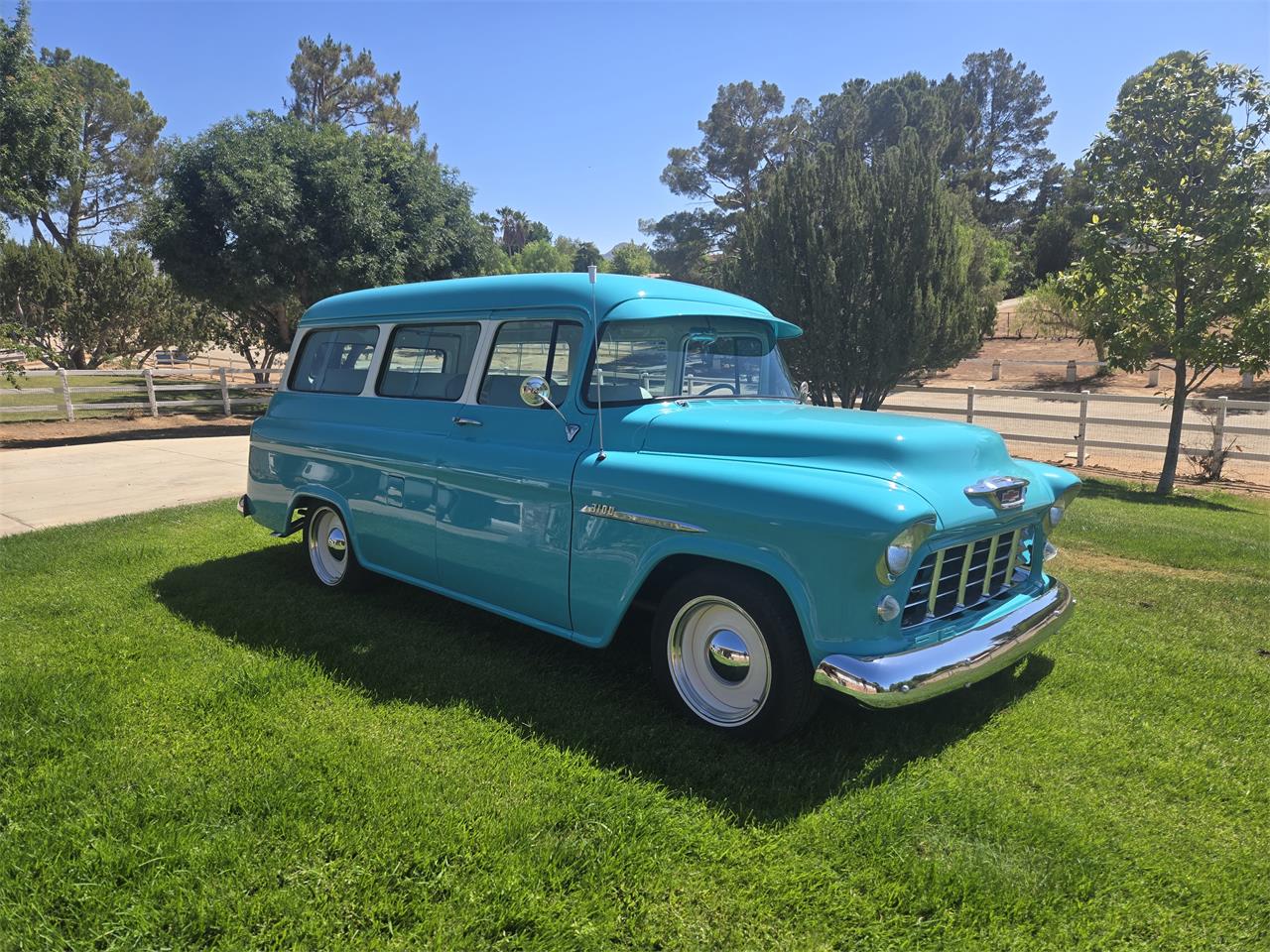Chevrolet-Suburban-1955-Turquoise-White-2