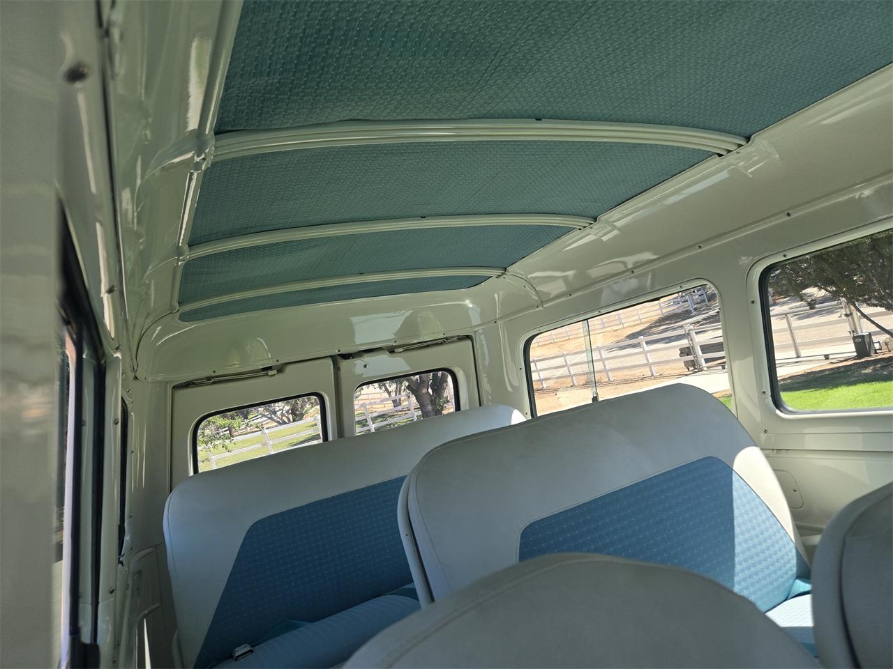 Chevrolet-Suburban-1955-Turquoise-White-20