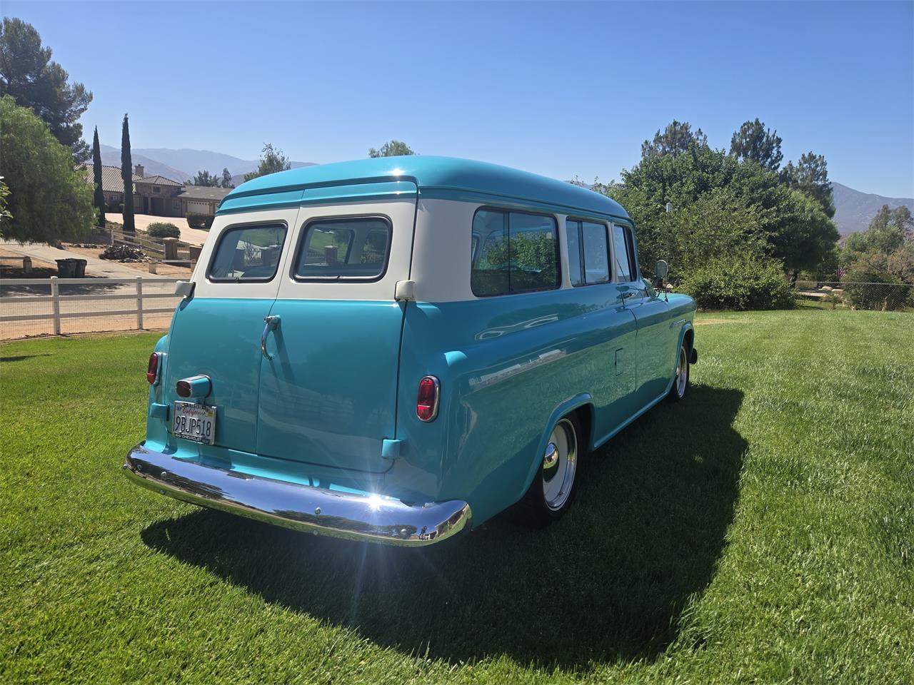 Chevrolet-Suburban-1955-Turquoise-White-4