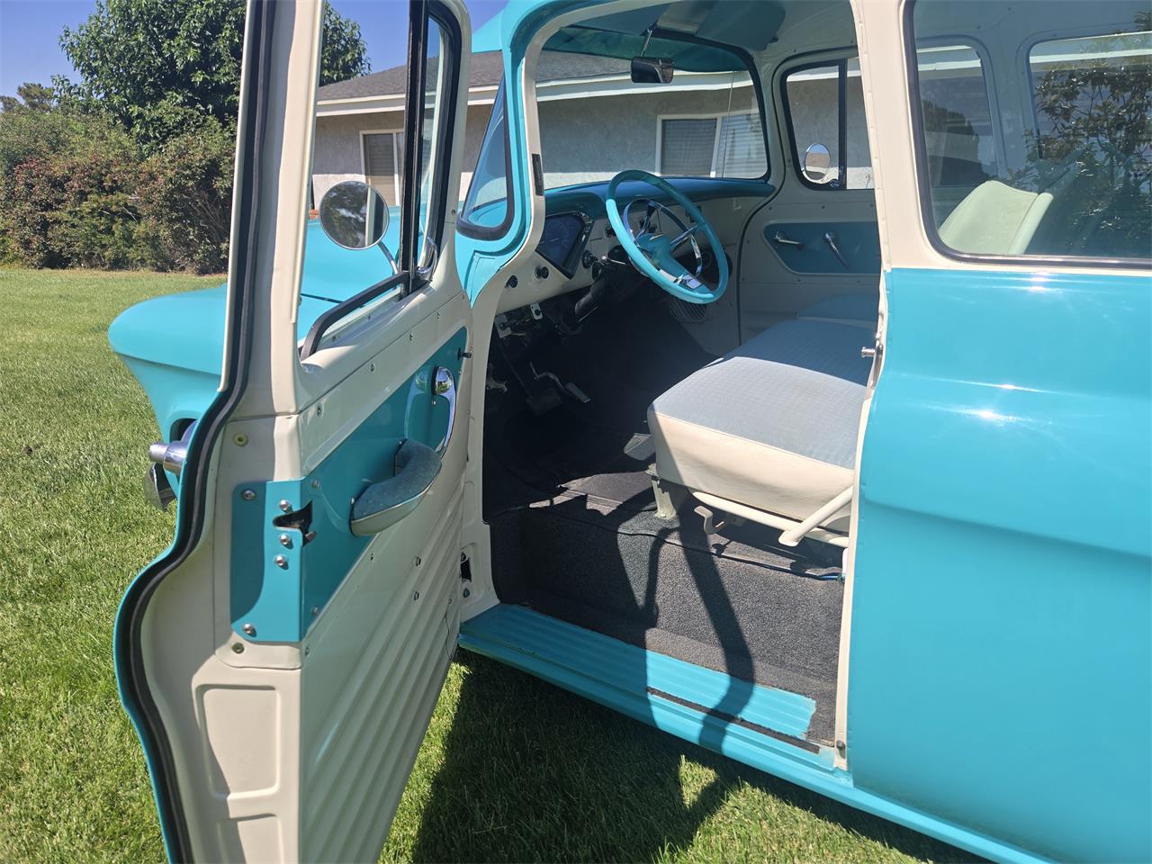 Chevrolet-Suburban-1955-Turquoise-White-8