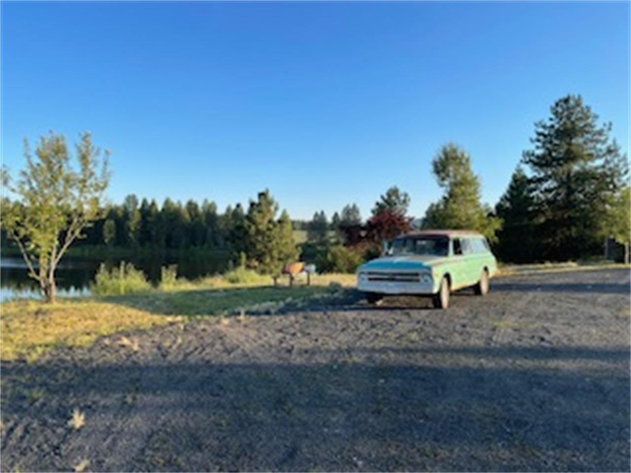 Chevrolet-Suburban-1968-Teal-TealBrown-12