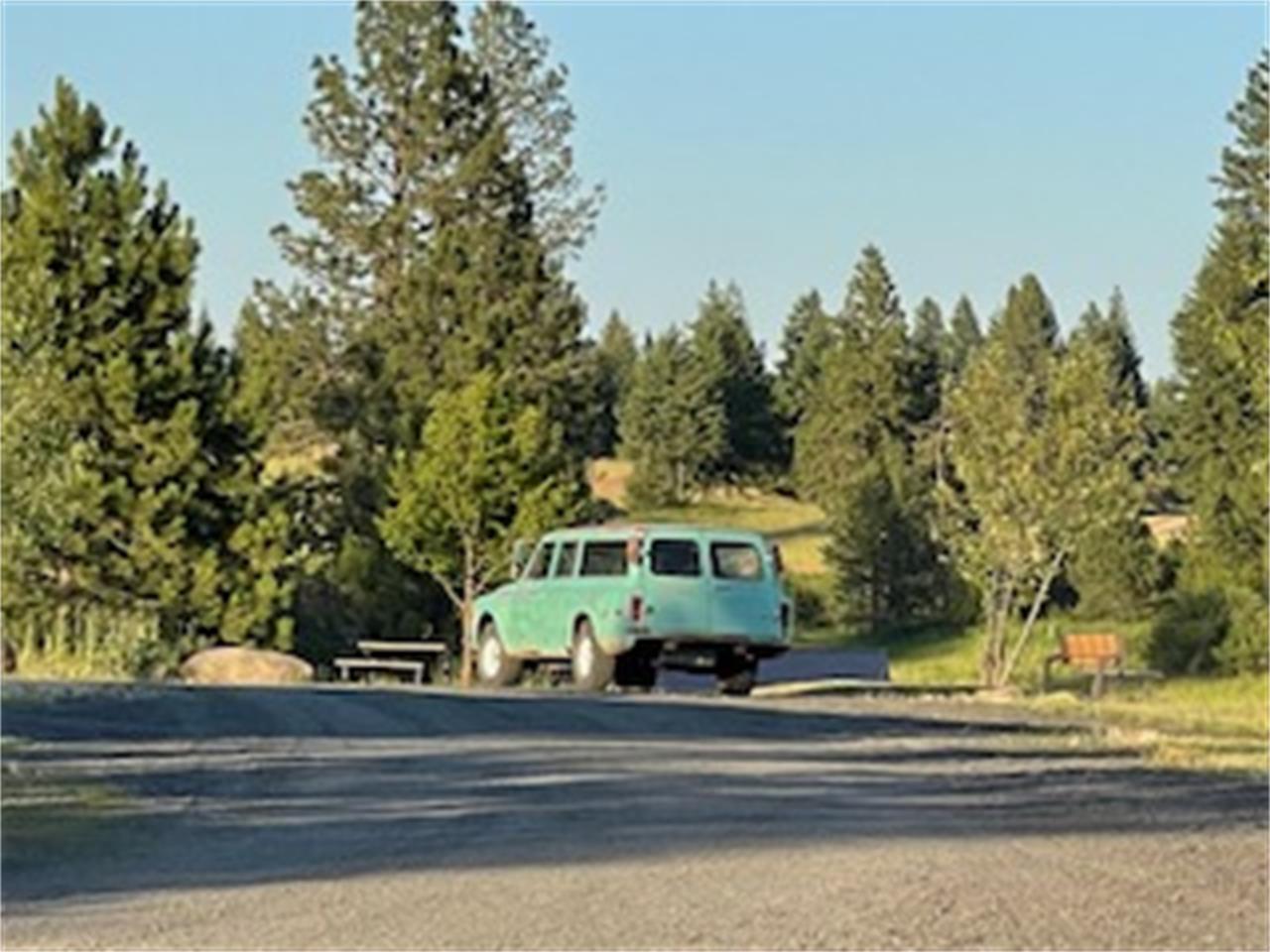 Chevrolet-Suburban-1968-Teal-TealBrown-17