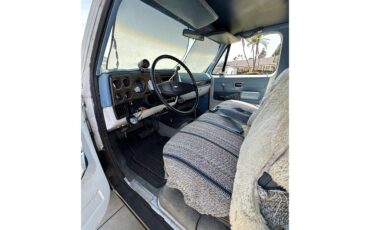Chevrolet-Suburban-1973-White-Blue-1