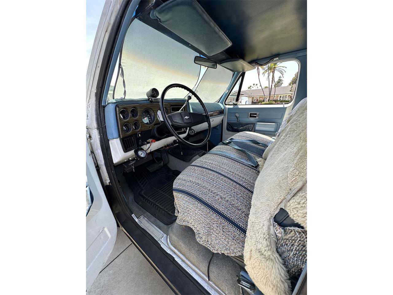 Chevrolet-Suburban-1973-White-Blue-1