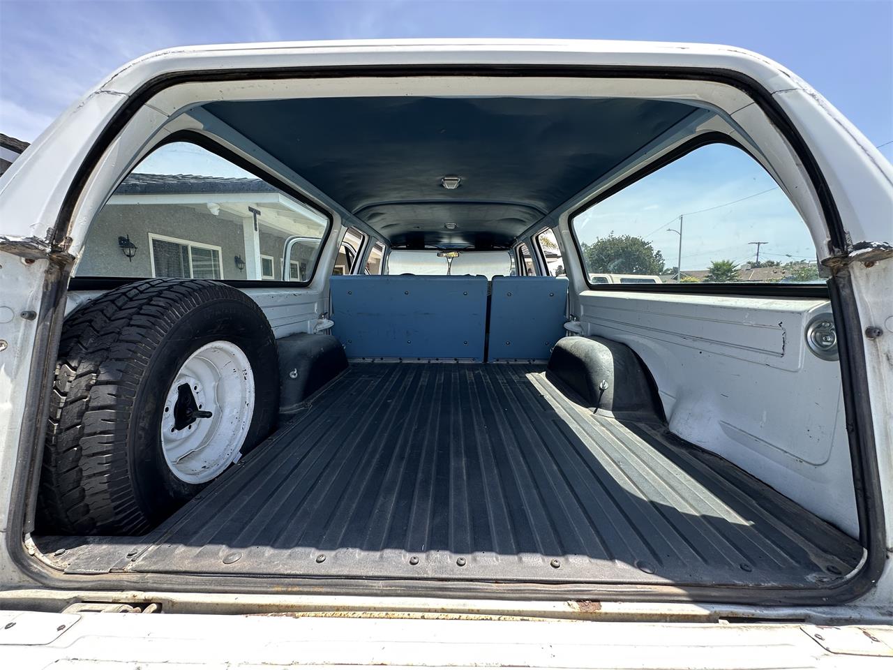 Chevrolet-Suburban-1973-White-Blue-2