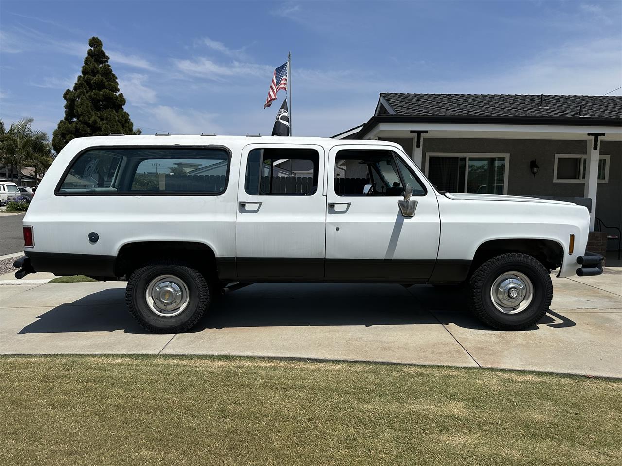 Chevrolet-Suburban-1973-White-Blue-3