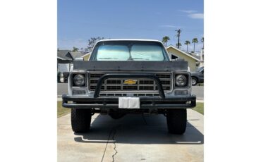 Chevrolet-Suburban-1973-White-Blue