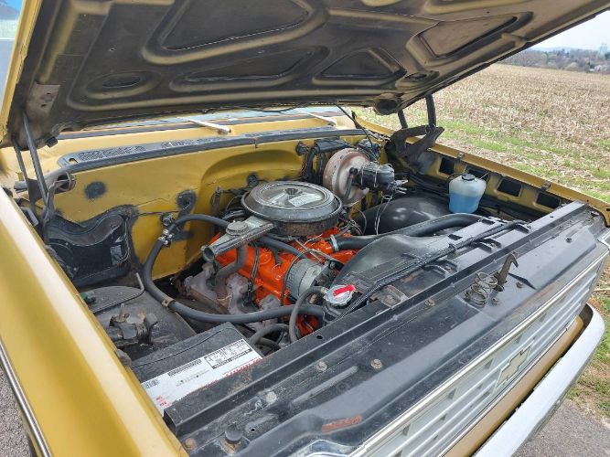 Chevrolet-Suburban-1975-Yellow-1