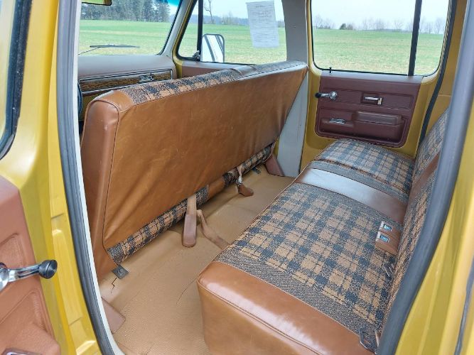 Chevrolet-Suburban-1975-Yellow-11
