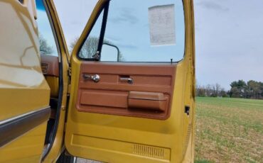 Chevrolet-Suburban-1975-Yellow-13