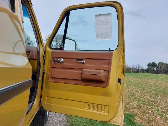 Chevrolet-Suburban-1975-Yellow-13