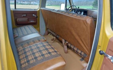 Chevrolet-Suburban-1975-Yellow-15