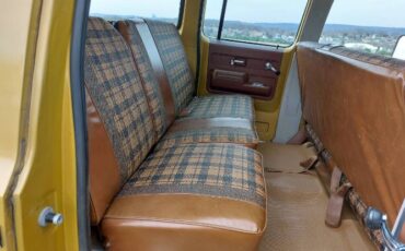 Chevrolet-Suburban-1975-Yellow-17