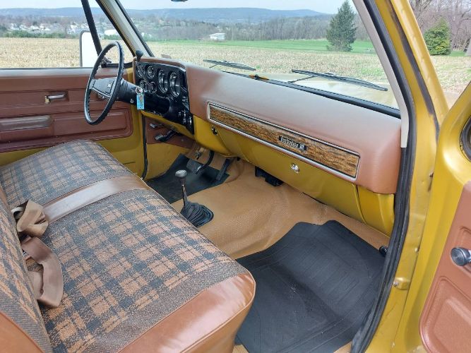 Chevrolet-Suburban-1975-Yellow-18