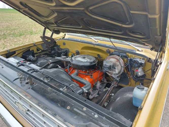 Chevrolet-Suburban-1975-Yellow-2