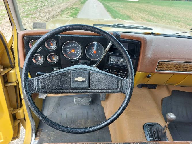 Chevrolet-Suburban-1975-Yellow-3