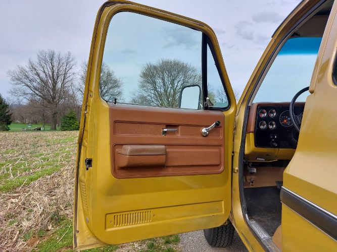 Chevrolet-Suburban-1975-Yellow-8