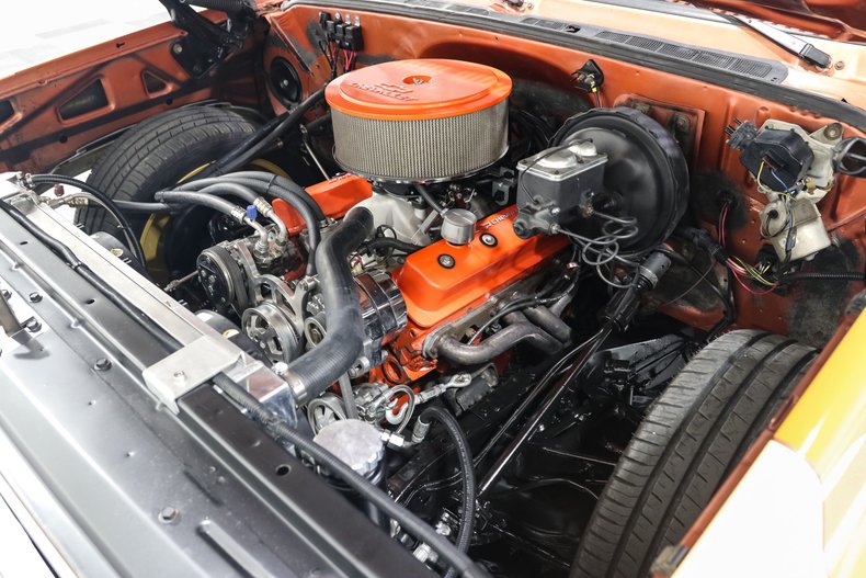 Chevrolet-Suburban-1977-Orange-TAN-14