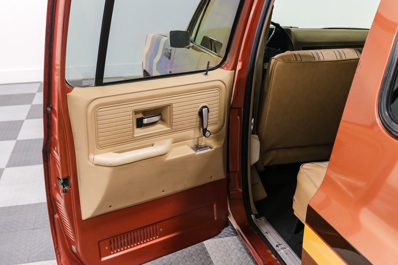 Chevrolet-Suburban-1977-Orange-TAN-15