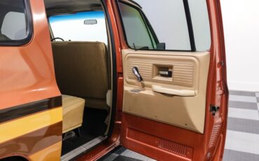 Chevrolet-Suburban-1977-Orange-TAN-18