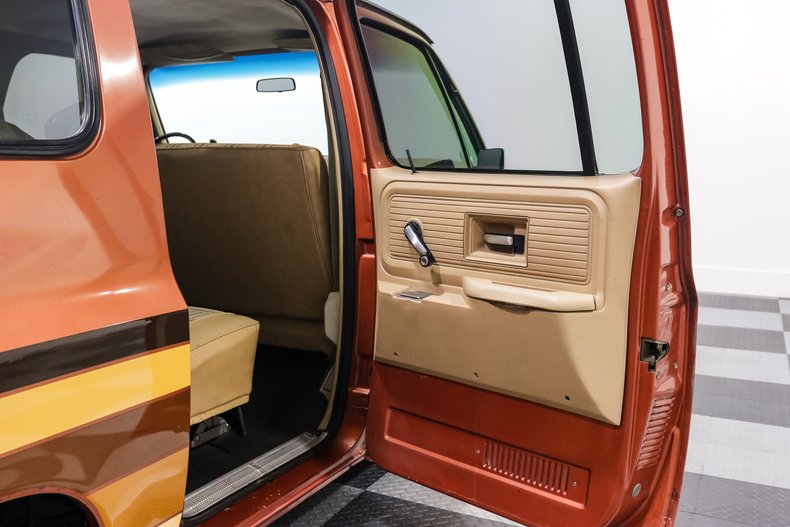 Chevrolet-Suburban-1977-Orange-TAN-18