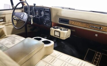 Chevrolet-Suburban-1977-Orange-TAN-19