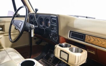 Chevrolet-Suburban-1977-Orange-TAN-21