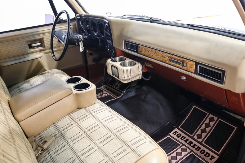 Chevrolet-Suburban-1977-Orange-TAN-23