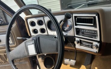 Chevrolet-Suburban-1979-11