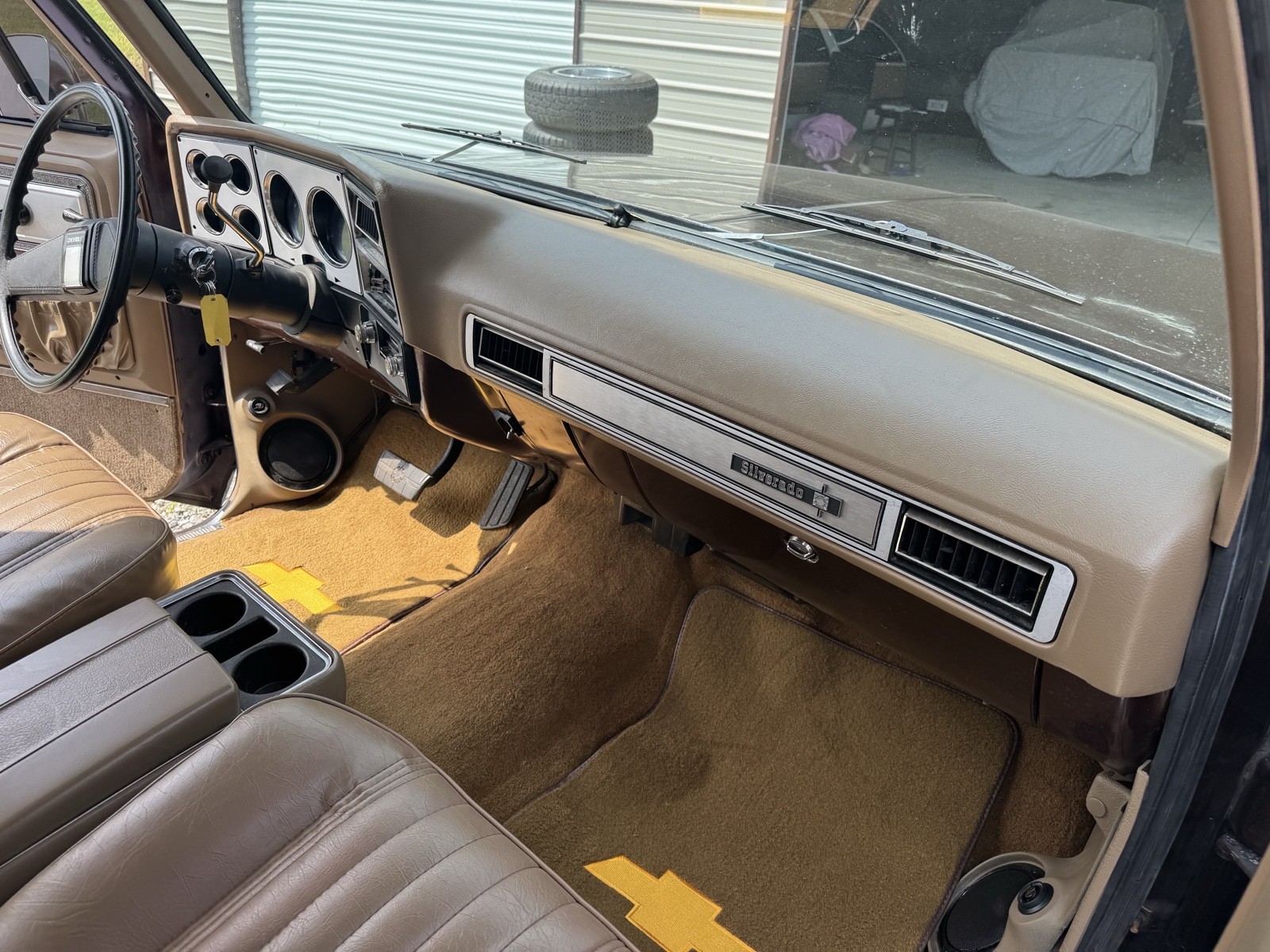 Chevrolet-Suburban-1979-12