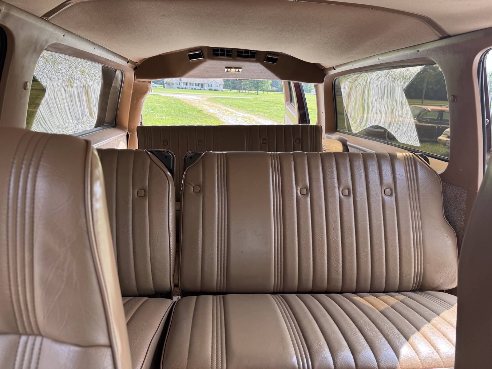 Chevrolet-Suburban-1979-14