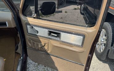 Chevrolet-Suburban-1979-15